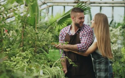 Marito scatta foto alla moglie nel giardino dell’amante